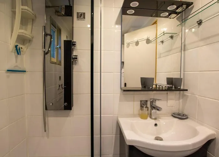 Rustique Au Perigord Noir Avec Terrasse Et Equipements Inclus - Fr-1-616-57 Casa de Férias *